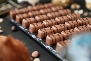 geassorteerd chocolaatjes en noten aan het bedekken een tafel foto