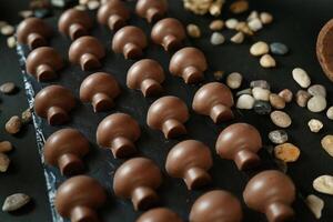 overvloedig chocola en noten sieren een voortreffelijk tafel foto