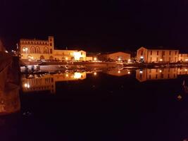 bosa, Sardinië, Italië, Europa - augustus 12, 2019 de klein haven van bosa gedurende de nacht foto