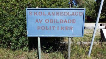een teken in voorkant van een Gesloten school- in Scandinavië Aan welke het zegt, school- Gesloten door onwetend politici foto