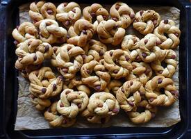 taralli, donutvormig hartig biscuits met vet, peper en amandelen, typisch van de zuidelijk Regio's van Italië. foto