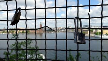 liefde hangsloten Aan een draad maas gedurende een toneel- wandelen in een Stockholm straat foto