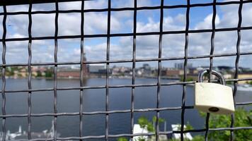 liefde hangsloten Aan een draad maas gedurende een toneel- wandelen in een Stockholm straat foto