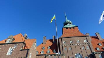 Ostersund, Zweden, maart 13, 2022 de indrukwekkend historisch stad- hal gebouw weergeven de oekraïens vlag. foto