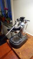een koffie machine geplaatst in de keuken altijd klaar. foto
