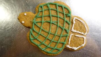 peperkoek koekje in de vorm van een gekleurde schildpad foto