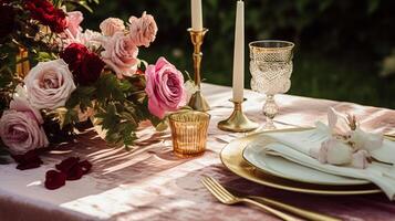 bruiloft en evenement viering tafellandschap met bloemen, formeel avondeten tafel instelling met rozen en wijn, elegant bloemen tafel decor voor avondeten partij en vakantie decoratie, huis styling foto