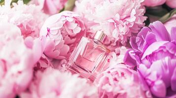 parfum fles in bloemen, geur Aan bloeiend achtergrond, bloemen geur en kunstmatig Product foto