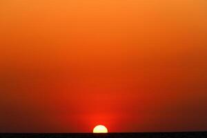 verlichting en kleur van de lucht bovenstaand de horizon Bij zonsondergang. foto