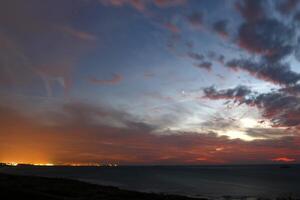 verlichting en kleur van de lucht bovenstaand de horizon Bij zonsondergang. foto