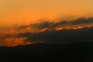 verlichting en kleur van de lucht bovenstaand de horizon Bij zonsondergang. foto