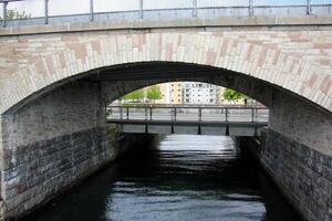 de brug was gebouwd over- een kloof en een water obstakel. foto