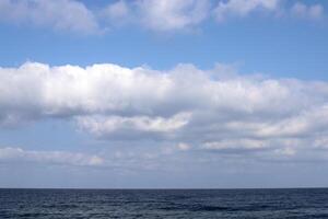 regen wolken in de lucht over- de middellandse Zee zee. foto