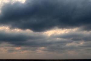 regen wolken in de lucht over- de middellandse Zee zee. foto