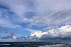 regen wolken in de lucht over- de middellandse Zee zee. foto