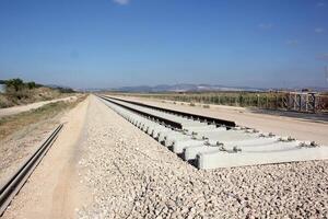 een nieuw spoorweg is wezen gebouwd. foto