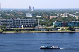 25 07 2023 Riga Letland. riga, de hoofdstad van Letland, is gelegen Aan de banken van de daugava rivier- Bij haar samenvloeiing met de golf van riga. foto