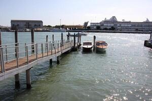 een pier Aan de kust voor afmeren boten en jachten. foto