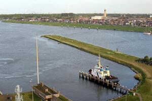 een pier Aan de kust voor afmeren boten en jachten. foto