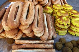 brood en bakkerij producten zijn verkocht in een bakkerij in Israël. foto