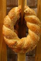 brood en bakkerij producten zijn verkocht in een bakkerij in Israël. foto