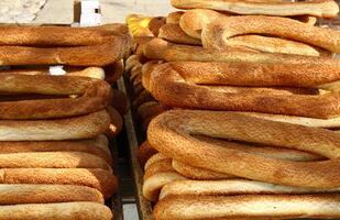 brood en bakkerij producten zijn verkocht in een bakkerij in Israël. foto