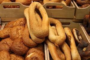 brood en bakkerij producten zijn verkocht in een bakkerij in Israël. foto