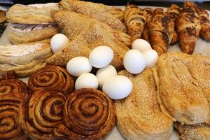 brood en bakkerij producten zijn verkocht in een bakkerij in Israël. foto