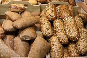 brood en bakkerij producten zijn verkocht in een bakkerij in Israël. foto