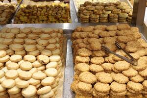 brood en bakkerij producten zijn verkocht in een bakkerij in Israël. foto
