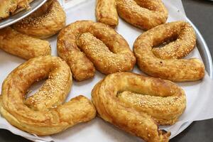 brood en bakkerij producten zijn verkocht in een bakkerij in Israël. foto