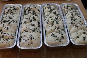 brood en bakkerij producten zijn verkocht in een bakkerij in Israël. foto