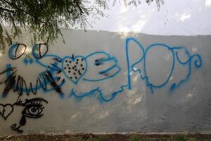 tel aviv Israël maart 20, 2024. kleurrijk graffiti Aan de muren van huizen in de stad van tel levend. foto