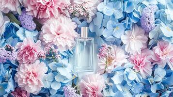 parfum fles in bloemen, geur Aan bloeiend achtergrond, bloemen geur en kunstmatig Product foto