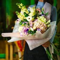 vrouw met boeket bloemen foto