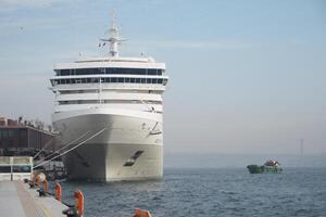 kalkoen Istanbul 19 juni 2023. reis schip in Galatahaven, Istanbul foto