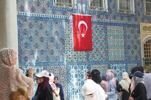 kalkoen Istanbul 22 mei 2023. Turks vlag Aan de muur van een eyup sultan moskee foto