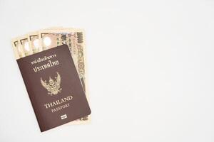 Thais paspoort en Japan geld voor reizen Aan geïsoleerd achtergrond met kopiëren ruimte. Thais mensen bereid voor vakantie naar Japan. foto
