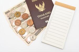 blanco naar Doen lijst voor tekst met checkbox en Thais paspoort met Japans geld. vakantie, planning begroting. reizen plan concept. foto
