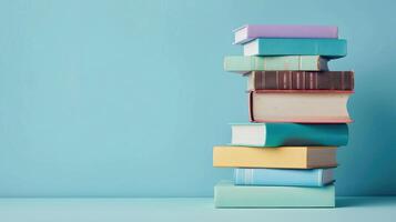 stack van verschillend boeken vooraan van een licht blauw achtergrond met kopiëren ruimte foto