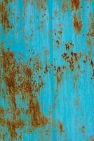 turkoois geschilderd staal oppervlakte met vlekken van Roest - full-frame achtergrond en structuur foto
