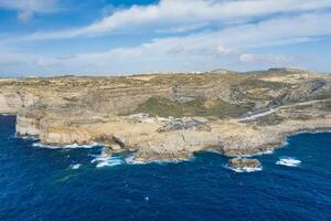 dwejra is een lagune van zeewater Aan de eiland van gozo. antenne visie van zee tunnel in de buurt azuur venster. middellandse Zee zee. Malta foto