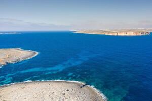 koraal lagune in mellieha van Malta eiland. antenne visie foto