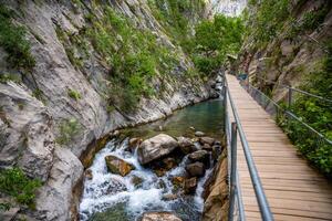 sapadere Ravijn met houten paden en watervallen van watervallen in de Stier bergen in de buurt alanya, kalkoen foto