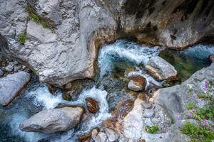snel vloeiende water in sapadere Ravijn met rotsen en stenen in de Stier bergen in de buurt alanya, kalkoen foto