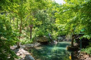 sapadere Ravijn met rivier, houten paden en watervallen van watervallen in de Stier bergen in de buurt alanya, kalkoen foto