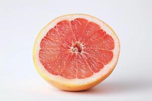 levendig robijn rood grapefruit geïsoleerd Aan wit achtergrond foto