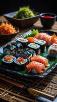 schotel gevulde met fijnproever sushi broodjes met verschillend vers zeevruchten ingrediënten foto