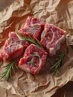 rauw rundvlees steaks met rozemarijn takjes resting Aan gekreukt bruin slager papier foto