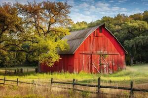 traditioneel Amerikaans boerderij met een rood houten schuur. oud rood schuur in landelijk foto